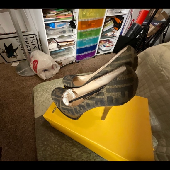 FENDI DÉCOLLETÉ ZUCCA JACQUARD - Picture 4 of 10